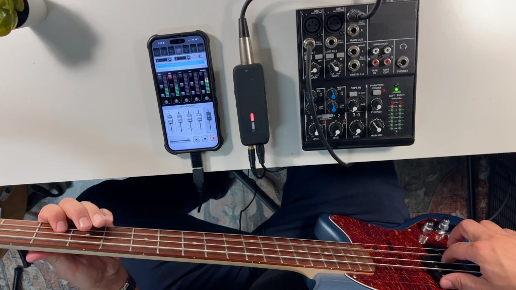 Screenshot von StudioMini auf dem iPhone mit direktem Bass-Recording über Mixer und portables USB-Interface.