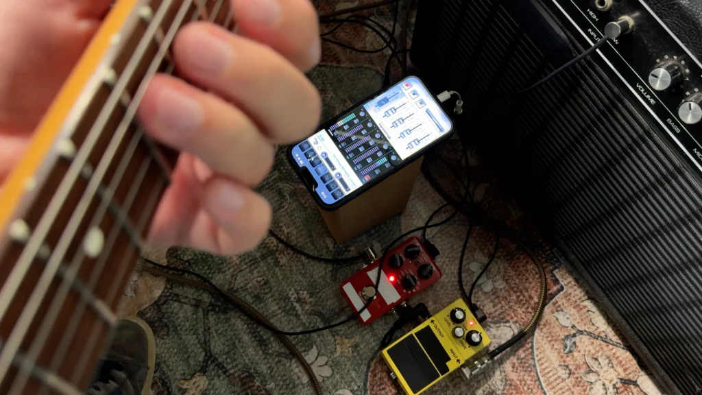 Screenshot von StudioMini auf dem iPhone mit E-Gitarren-Setup, Amp und Mikrofon.